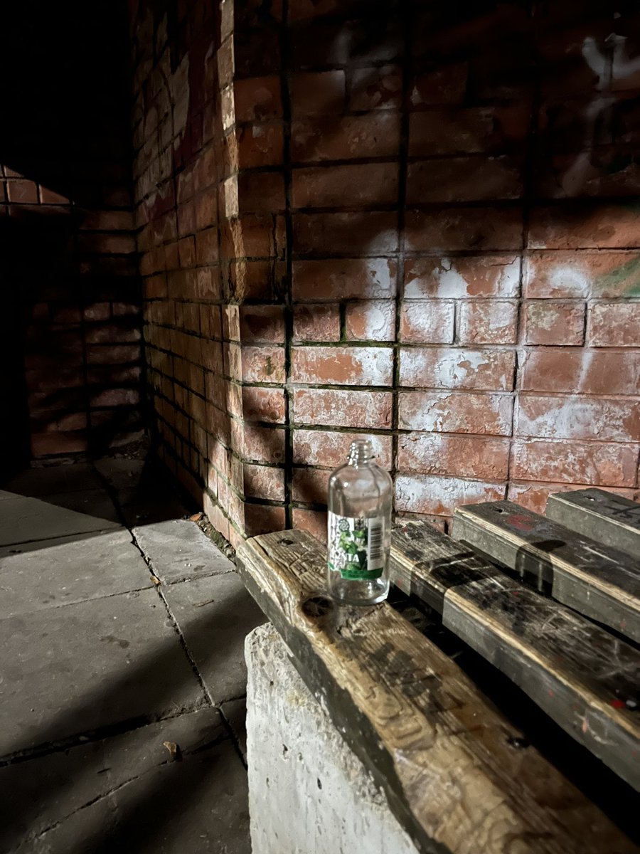 klusā daba ar tukšu odekolona pudelīti 5:30 no rīta