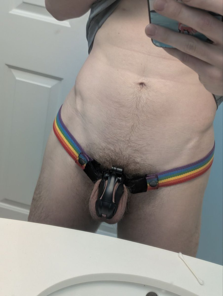 Locked boys are good boys🔒now who wants to hold my key?~

#chastity #locked #kink3d