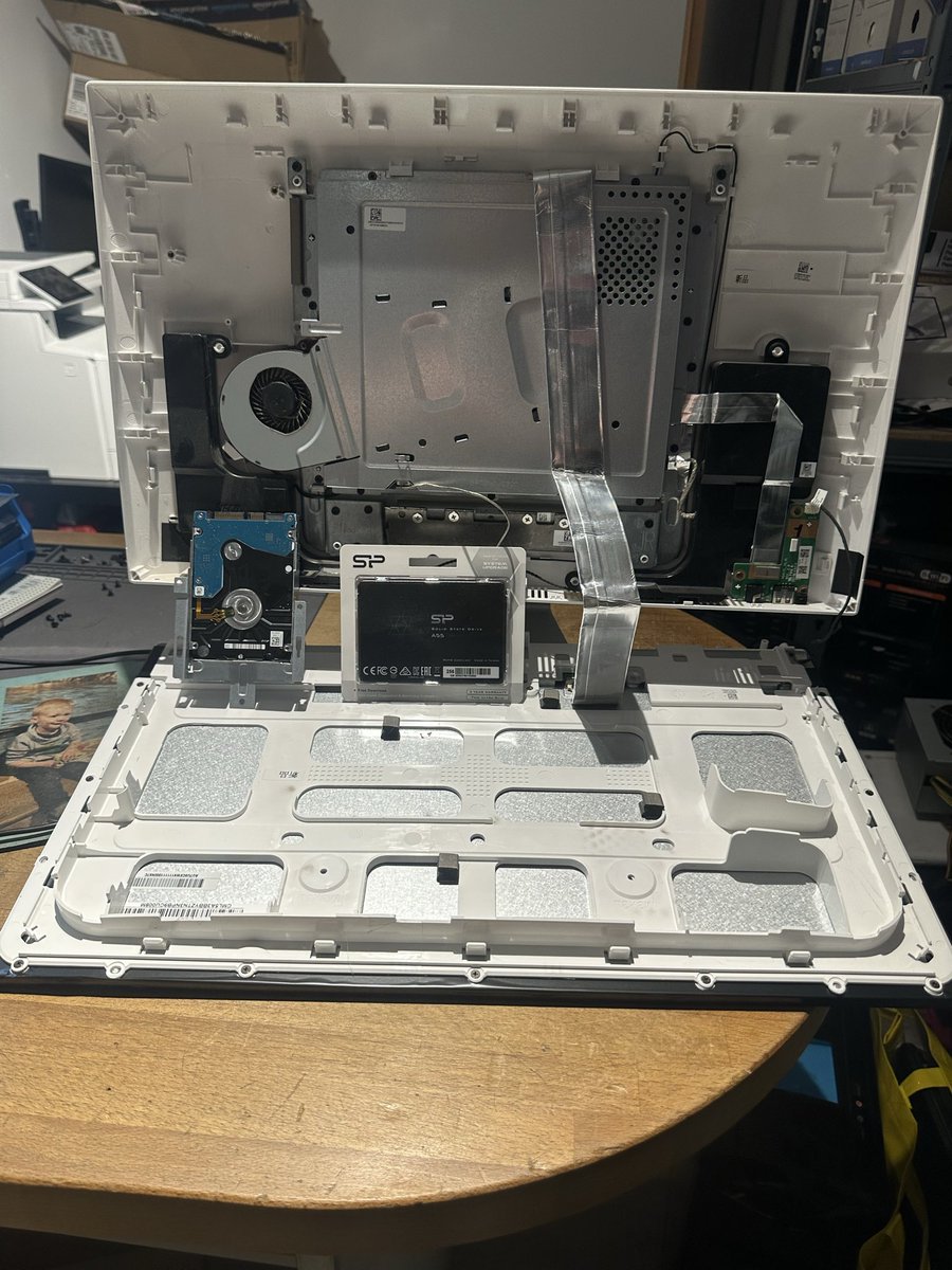 Pierreinformati's tweet image. Remplacement disque dur par un disque SSD pour ce PC Asus Tout en un… 🖥️

Client de Éperlecques 📌

#Asus #pierreinformatique #audruicq #Ruminghem #eperlecques