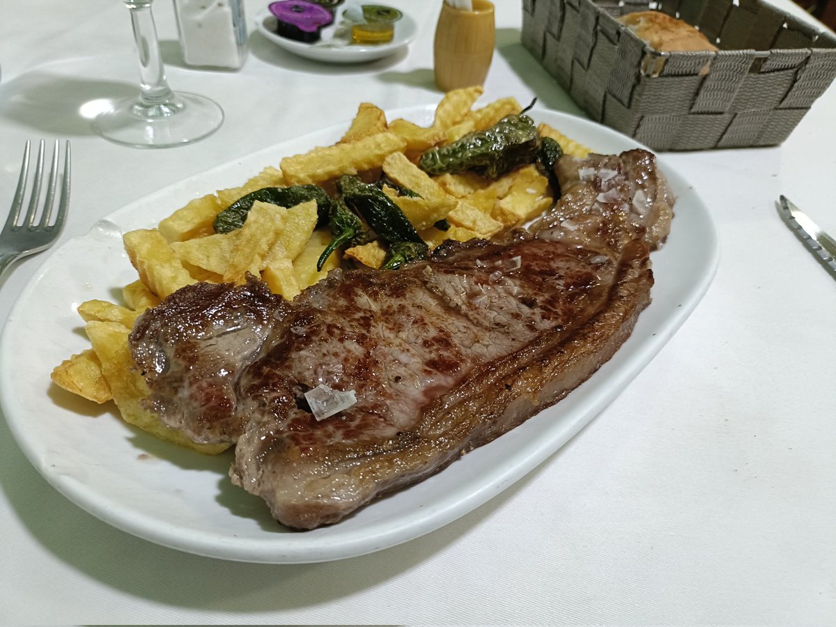 Así se puede cenar. Mesón Leones en calle Antonio López de Madrid. 
Trato espectacular y calidad precio inmejorable.
 Por los santos huevos ceno hamburguesa de cadena la noche anterior si llego a saber esto...
