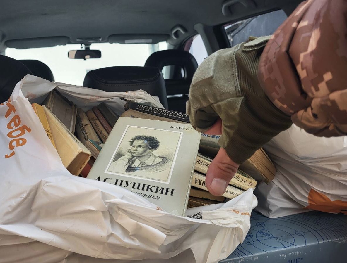 Позбирав всяких толстоєвських…

…та і здав їх к хуям в макулатуру, де їм, власне, і місце.

P.S. На пункті прийому макулатури за толстоєвських дали 347 грн. Так, це небагато, але це чесні гроші!