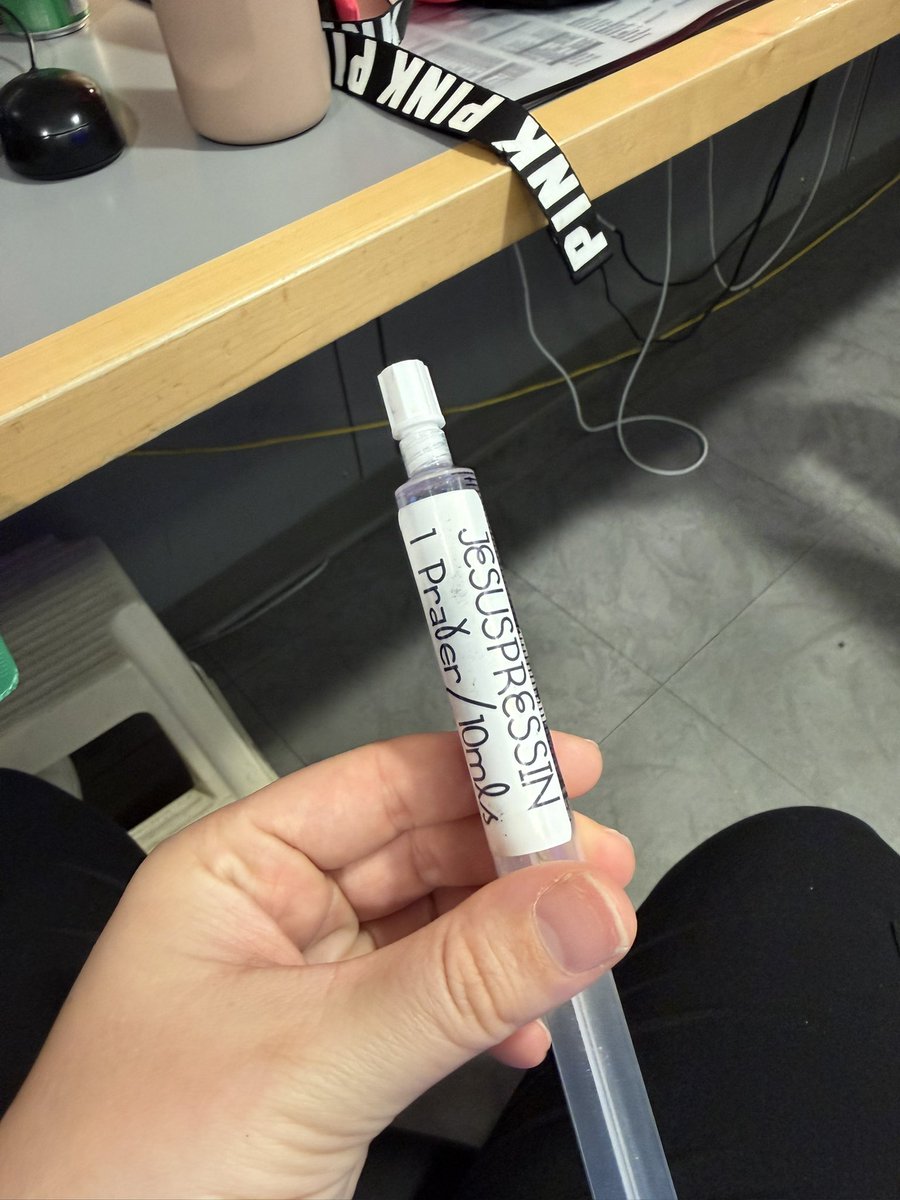 emtrnmd's tweet image. I love when people float to us because they bring the silliest things