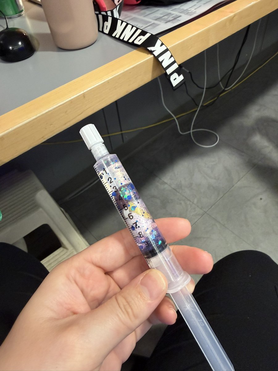 emtrnmd's tweet image. I love when people float to us because they bring the silliest things