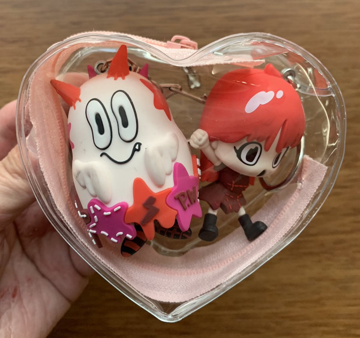 LiSAさんのPWグッズのLiSAさんキーホルダーとパッチモンスター👻の脚が