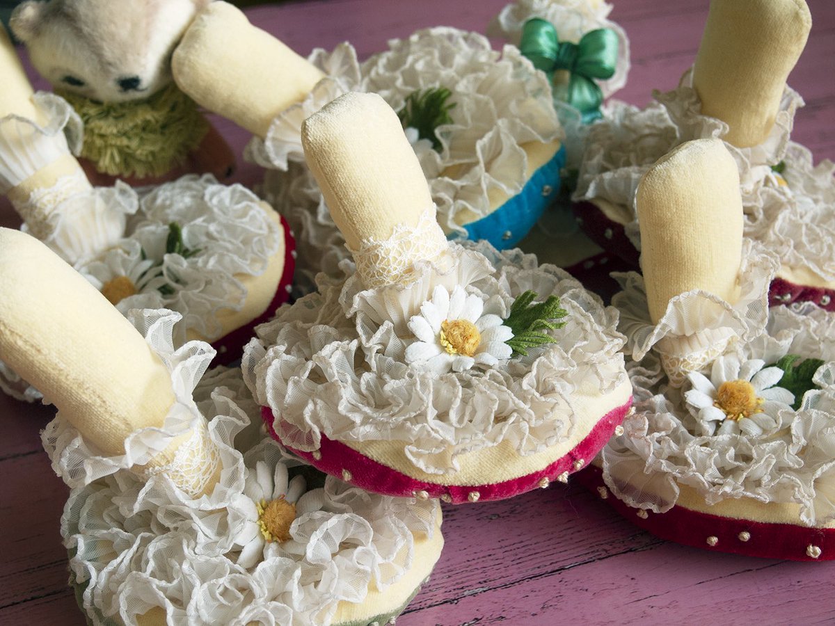 いつもトンチキ

ドール用とお揃いの
人間用キノコヘッドドレス
お花が付いています。

数色展開で、デザフェスにて販売いたします

デザフェス62
2025.11/15.16両日
Rosetsch Tritta
南1階I-136

#デザインフェスタ
#デザフェス62お品書き #デザフェス62 #デザフェス #ヘッドドレス #イヤマフ #帽子