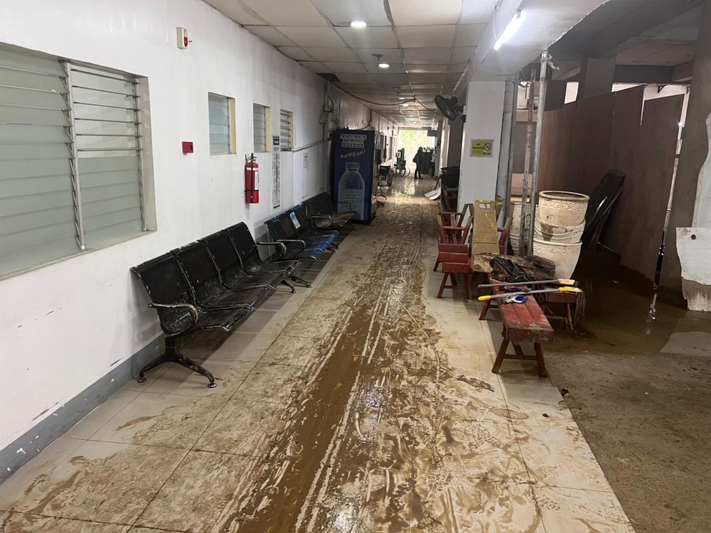 台風25号（カルマエギ、現地名ティノ）がフィリピンを襲い、約40万人が避難を余儀なくされています。

国境なき医師団（MSF）は中部のセブ州に入り、緊急対応を始めました。

現地当局によると、この被害による死者は162人、けが人は503人、行方不明者は79人に上っています（11月9日時点）。（1/4）