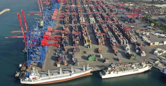 إذا بقي التأخير والتأخر في اخراج الحاويات في مرفأ بيروت بسبب التحجج بالاجراءات المتخذة للتشدد في منع التهريب ، فهذا يعني ان كل شحنات التجار لموسم الأعياد لاسيما عيد الميلاد ستسلم بعد الأعياد ، وبالتالي ستكون خسارة كبيرة للحركة التجارية والسياحية في لبنان.

يجب ايجاد حلول سريعة في