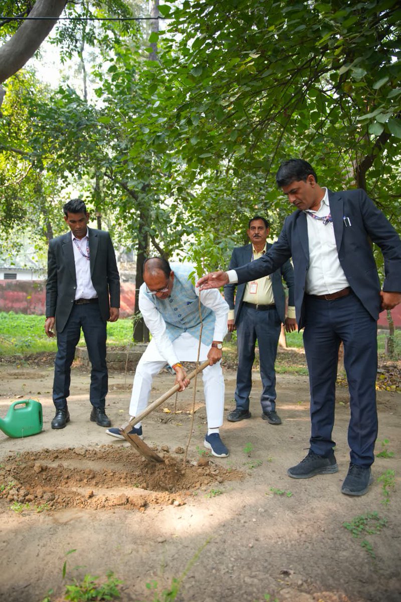 प्रतिदिन पौधरोपण के संकल्प के क्रम में आज नई दिल्ली में पौधा रोपा। आइए, जीवनदायी पौधे लगाएं, इससे धरती पर हरियाली बढ़ेगी, पर्यावरण सुधरेगा और हमारा जीवन अधिक स्वस्थ व समृद्ध होगा।

#OnePlantADay