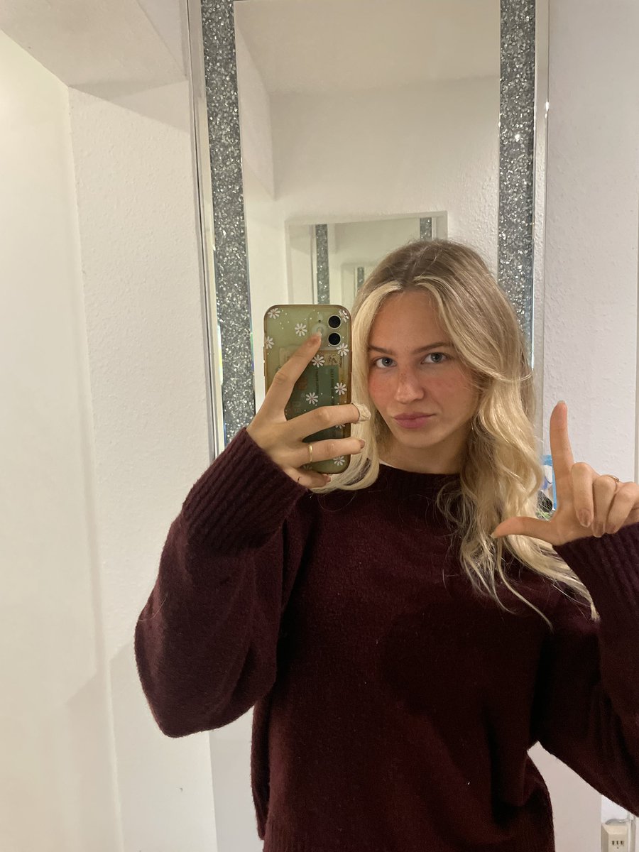 Du bist nicht frei. Du bist mein Eigentum..mein kleiner Geldesel, der nur dafür lebt, mich zu verwöhnen. Jeder Gedanke dreht sich um mich. Du dienst, du gibst, du gehorchst!