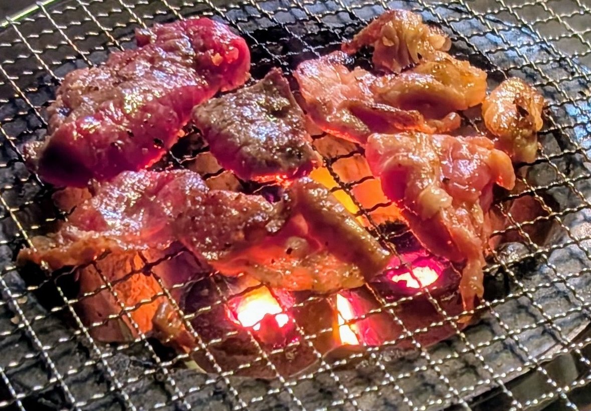 ONRYOUonsen's tweet photo. 👹「今日は奢りだ！どっちにする？」

←焼肉　　　　　　　　　　海鮮丼→ https://t.co/UlaZ9RJgzo