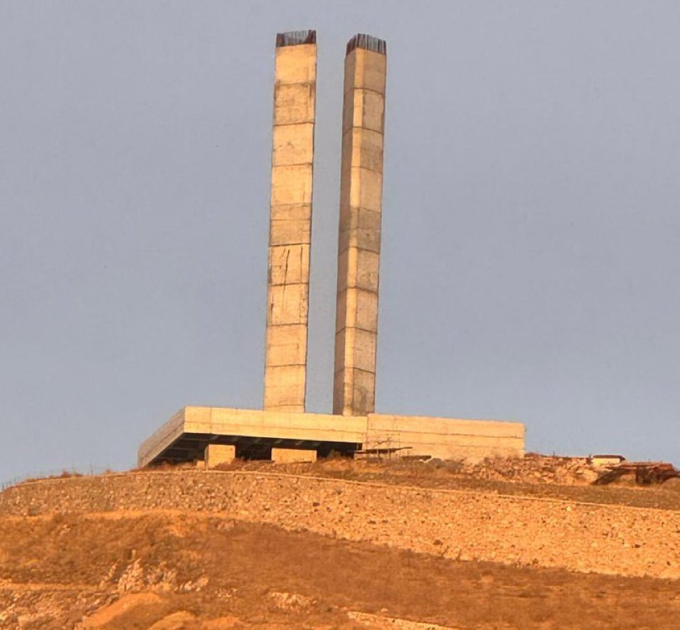 Ankara’da trafik kilitlenmiş durumda, vatandaş isyan ederken Hıdırlıktepe’ye dikilen milyarlık kuleler gündem oldu. 

Ankara Büyükşehir Belediyesi’nin Hıdırlıktepe’de tam 2 milyar TL harcayarak yaptığı 65 metre yüksekliğindeki “100. Yıl Şükran Anıtı” kuleleri büyük tepki topladı.