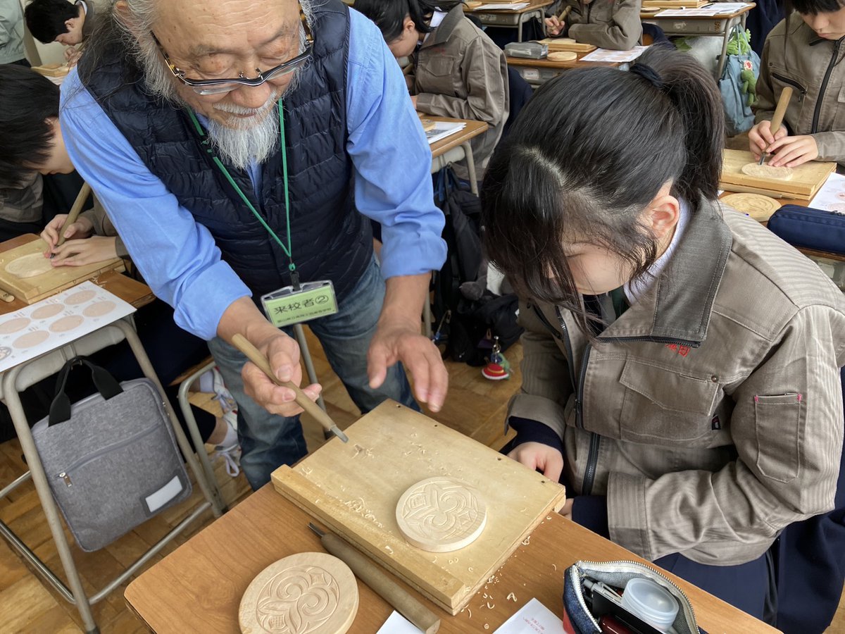 nibutani_craft's tweet photo. 二風谷の木彫工芸作家の髙野繁廣さんと岡本朋也さんが、富山県立高岡工芸高等学校で木彫の授業をおこないました。
生徒さんたちも上手にアイヌ文様を彫っていますね!
#伝統的工芸品 #高野繁廣 #岡本朋也 #二風谷イタ #イタ #木彫作品 #アイヌ文様 #北海道平取町 #二風谷 #平取町 #木彫 #木工作品 https://t.co/arP6LHdDDd