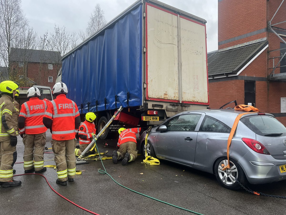 GLTechRescue's tweet image. Heavy Rescue Operator refreshers underway for Longton/ Stafford Fire Stations.A great way of minimising skill fade, improving best practice, intro new techniques/ equipment, sharing case studies/ changes in legislation. Great to see the progress, well done to all 👍@StaffsFire