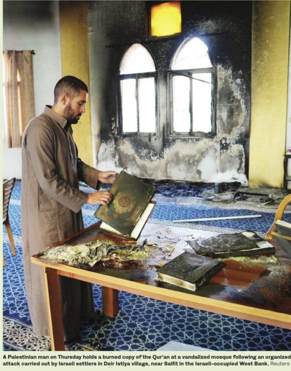 I fanatici e violenti coloni israeliani fanno scempio di una moschea e del libro del Corano in Cisgiordania.