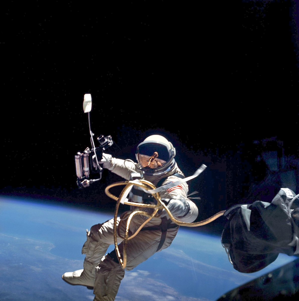 contactlight69's tweet photo. "I’m not coming in… This is fun."
- Edward White,
America's first spacewalker,
was born #OTD * November 14, 1930. #NASA
https://t.co/38OK3ZpPwh
https://t.co/c3jCbURd2m https://t.co/GXCR1heHki