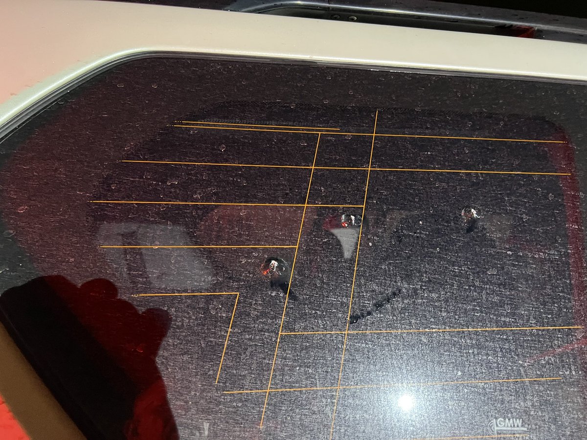 En el sitio El Túnel a esta hora  antes de Popayán fuimos atacados con por delincuentes con armas largas y cortadas  que se movilizaban en dos carros -uno delante y otro atrás-, el vehículo recibió 6 impactos. Logramos escapar gracias a la pericia y valentía del conductor de la