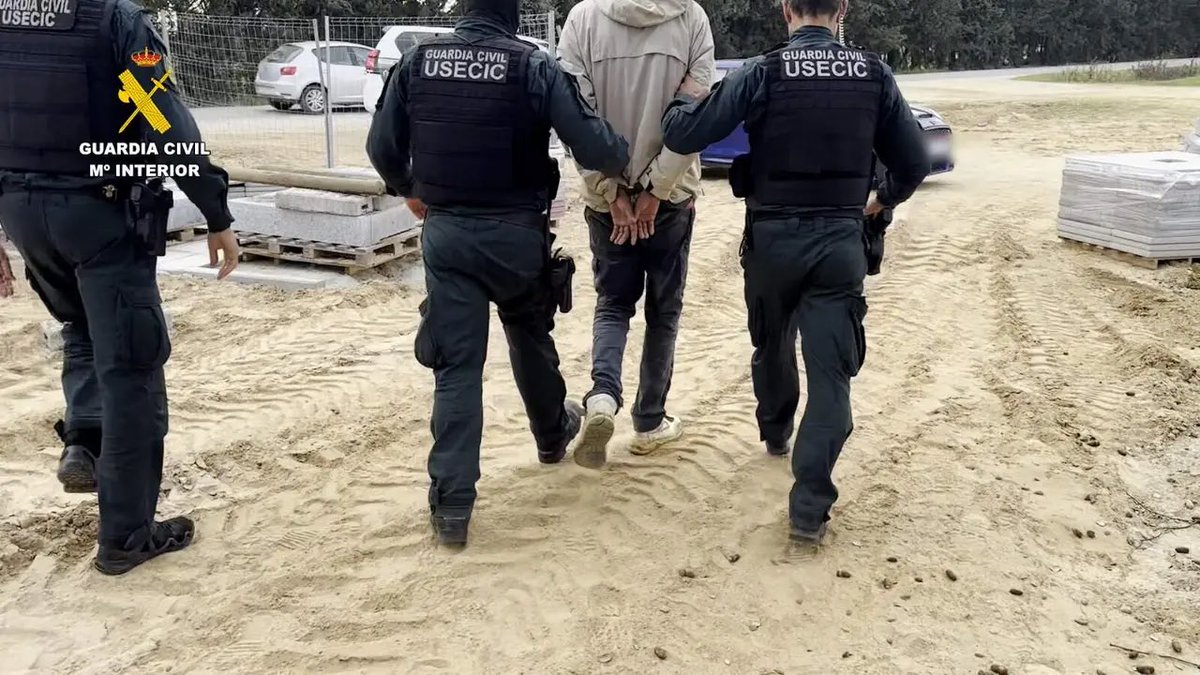 contrastado's tweet image. 3 extranjeros detenidos por la GC por matar a golpes a un hombre para robarle en Huelva.
Entraron en su casa a robar y al encontrarse al hombre dentro, lo inmovilizaron y le dieron golpes y patadas hasta matarlo.
El padre lo encontró muerto en el suelo.
2 de los detenidos 👇👇👇