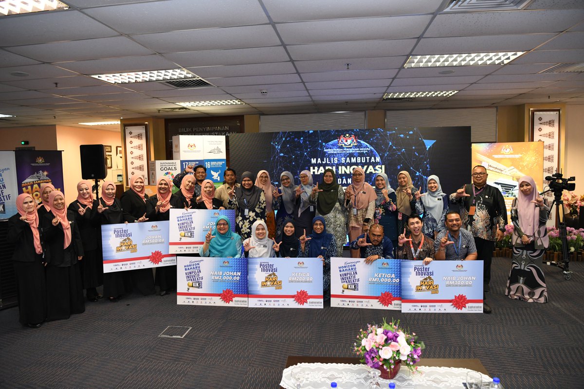 KUALA LUMPUR, 13 November 2025 – Majlis Sambutan Hari Inovasi Peringkat PNM 2025 telah dirasmikan oleh YBrs. Puan Anisatul-Wahidah binti Abdul Wahid, Timbalan Ketua Pengarah, bertempat di Ruang Perkhidmatan Malaysiana, Menara PNM. 

#PNM
#MalaysiaMADANI