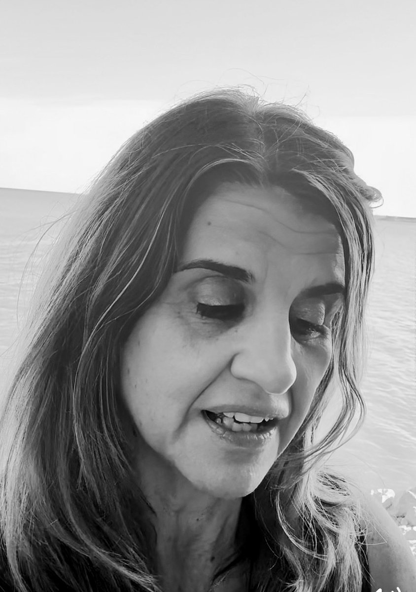 Llegir amb el 
vaivé del mar
et transporta 
encara més 

A móns
que creixen 
dins la teva ment
i a la teva manera

Móns escrits per altres
interpretats només per tu 
i per a tu

Mentre les ones
fan música de 
mandolines

Bon dia, bona gent 🧚🏼‍♀️