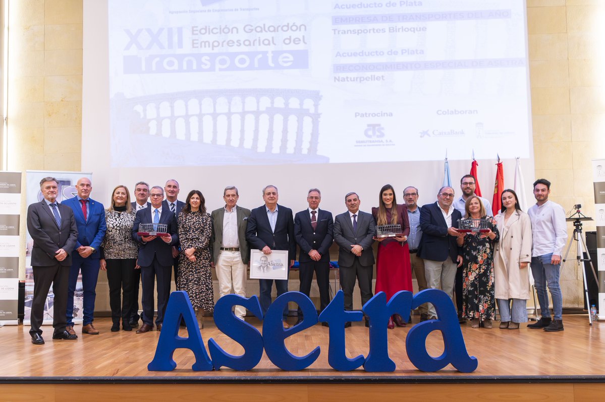 🏆 En la gala del transporte organizada por #ASETRA se entregaron los “Acueductos de Plata” y se rindió homenaje a Juan Andrés Saiz Garrido por su trayectoria al frente de la asociación 👏
👉 Más info: confebus.org/publicaciones/…
#Transporte #Logística #Premios #Reconocimiento