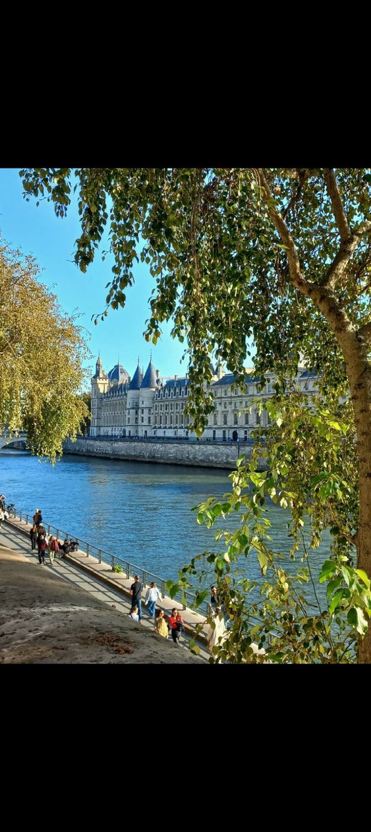 نالہ ایک سیالکوٹ کے حسن  کو چار چاند لگا دیتا ھے