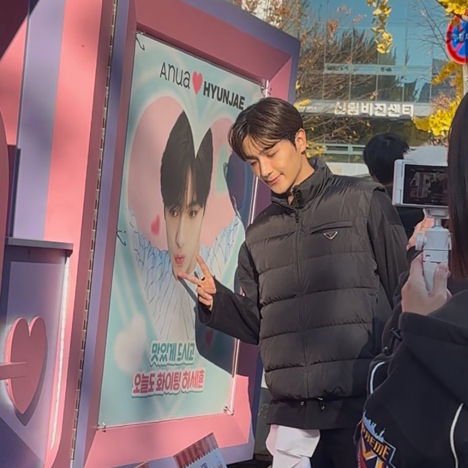 i 🩵 anua >3 🧍🏻
: วันนี้มีอัดสเตจไทเกอร์พี่ anua ส่งรถ food truck มาให้เดอะบีกับเดอะบอยด้วย ถ้านี่ไม่ใช่แบรนด์ที่ดีที่สุด ดูแลฮยอนแจดีตลอดเลย ของที่แจกวันนี้ก็มีผลิตภัณฑ์ให้ด้วย แงงอยู่ด้วยกันตลอดไปเลยนะคะ ♡⠂ ⠂୨୧