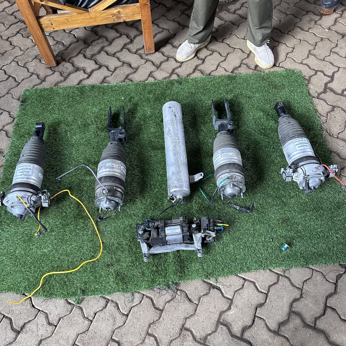 ken_direct's tweet photo. We have this complete set of front and rear suspension for the Porsche Cayenne &amp; VW Touareg 7P. These set are all functional from the pump, air suspension accumulator tank, and the rear and front airmatic shocks. These set delivers a smooth and comfortable ride while your cruise. https://t.co/qzqua9kBbf
