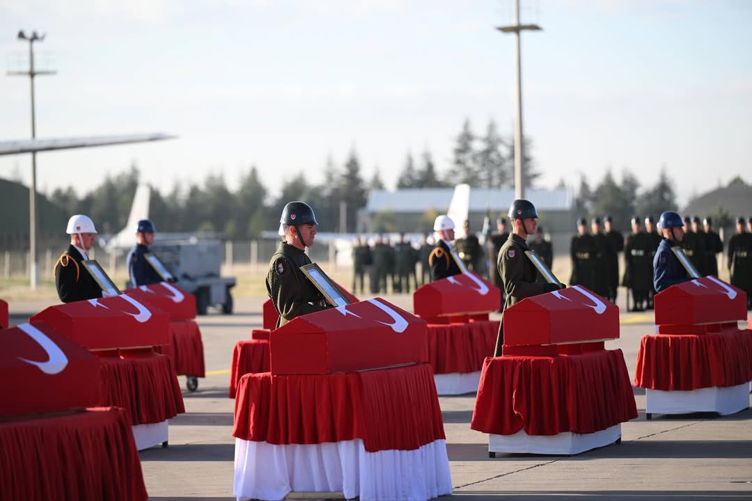 Ne varsa hesabı ödeyip gittiler
Kalacak bir türkü söyleyip gittiler…