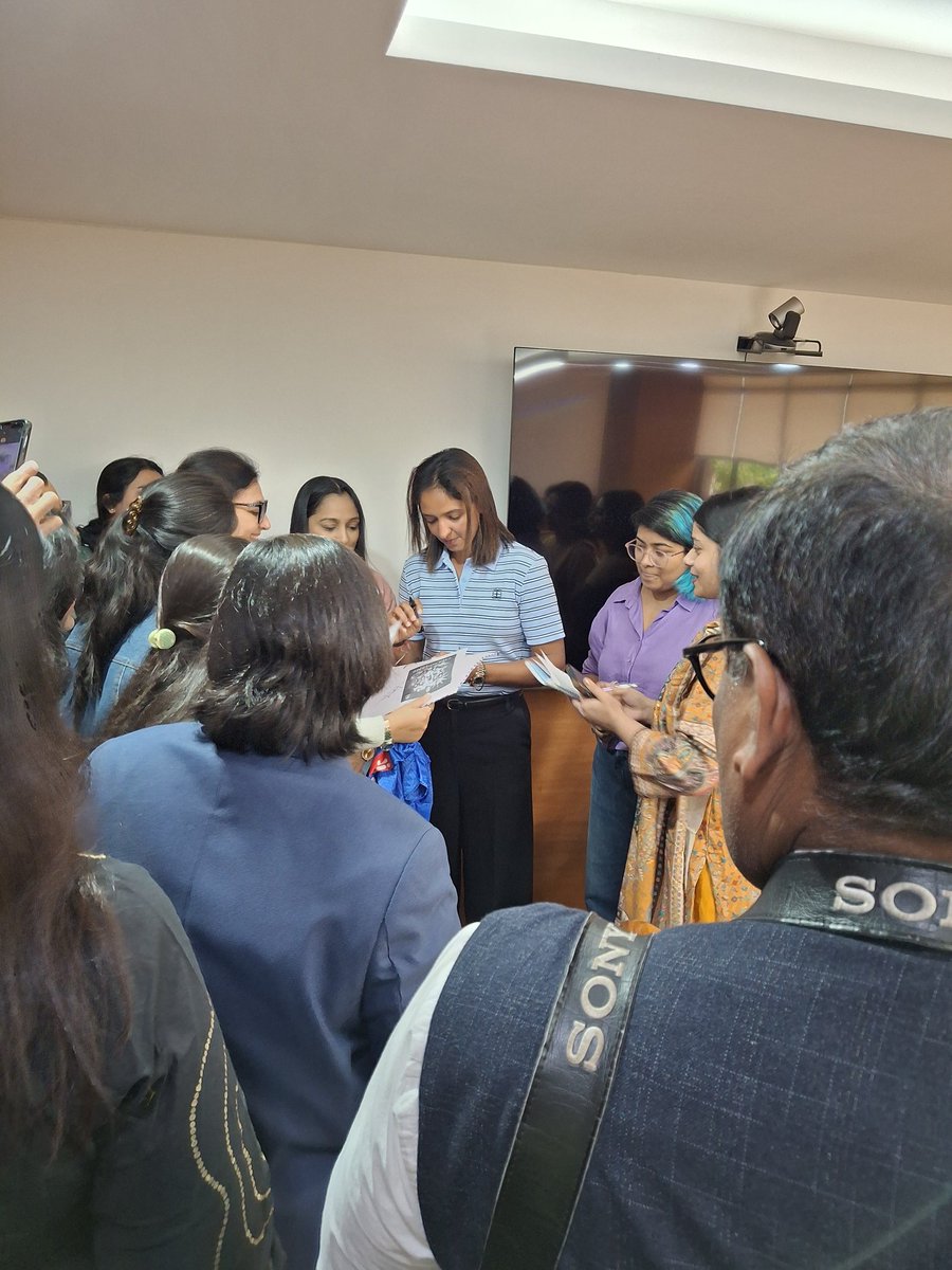 A special guest dropped in <a href="/PTI_News/">Press Trust of India</a> office
<a href="/ImHarmanpreet/">Harmanpreet Kaur</a> 
#CricketTwitter