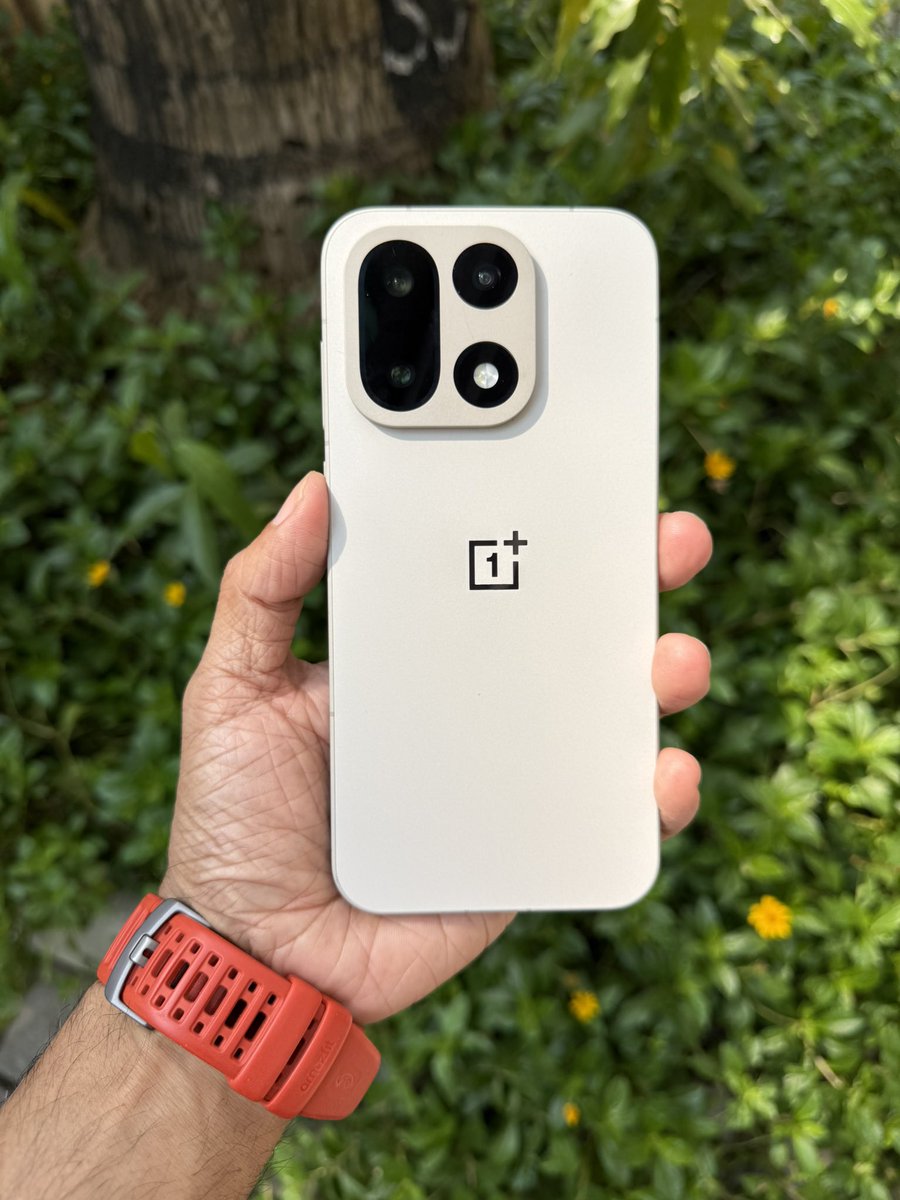 mrtechsingh's tweet image. OnePlus 15 Sand Storm is simple Gorgeous 🔥Price starts at ₹ 68,999 (incl bank offers) #OnePlus15 @OnePlus_IN