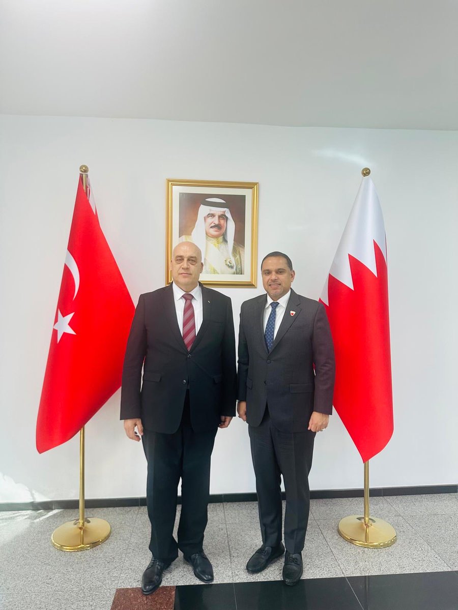 BahrainEmbTR's tweet image. استقبل سعادة السفير بسام أحمد مرزوق، سفير مملكة البحرين لدى الجمهورية التركية، سعادة السفير د. نصري أبو جيش سفير دولة فلسطين لدى الجمهورية التركية، بمقر السفارة في العاصمة أنقرة.

كما جرى خلال اللقاء استعراض عدد من الموضوعات ذات الاهتمام المشترك.