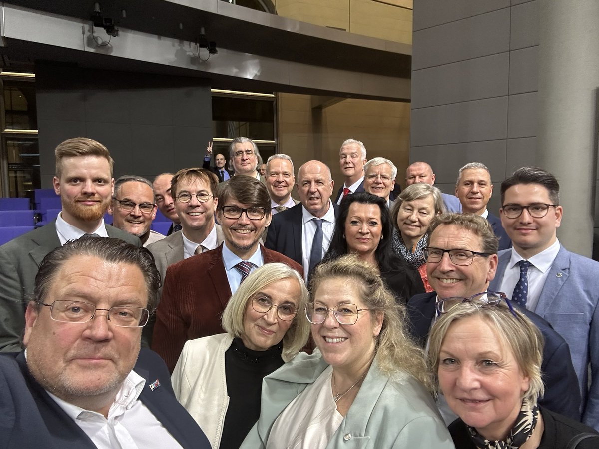 Arbeiten bis in die Nacht - für uns, für Deutschland. 🇩🇪
Vielen Dank, AfD!