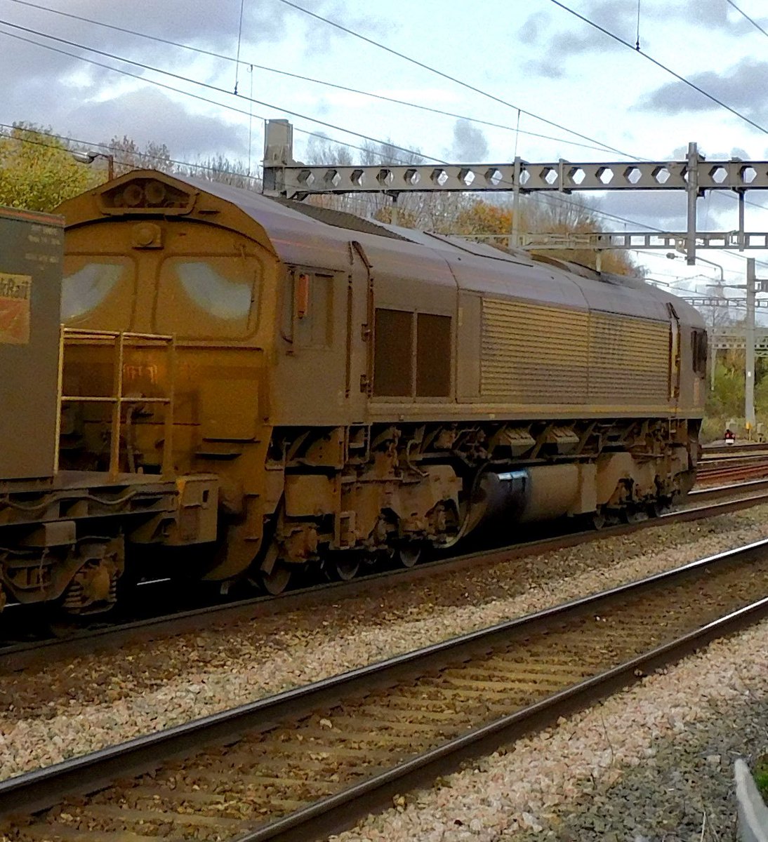 kingy69beard's tweet photo. #FilthyFriday #RHTT livery almost fully applied now on 66096&176 , seen at Swindon with 3S59 Hereford to Swindon Transfer https://t.co/ON5si89Hg1