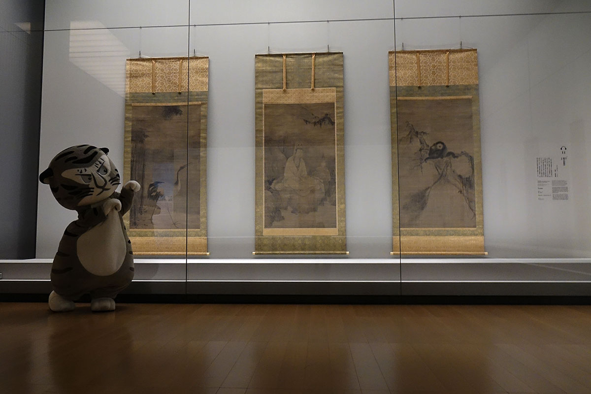 まず大きい／ 牧谿（もっけい）は、巧みな水墨表現により、画面上に光