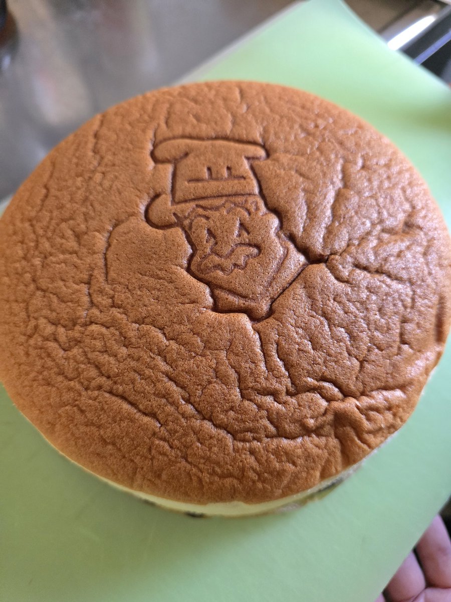 compasshase's tweet photo. このケーキ
私が大学生時代からあるから
30年近くの歴史がある
失礼ながらいたってシンプルで飾り気のないチーズケーキ
これが未だにファンが絶えない
私も改めてうまさを実感した
ビジネスの参考になるし
こういう商品、サービスを創りたい
#りくろーおじさんの店 https://t.co/HT4RQ8N5V6