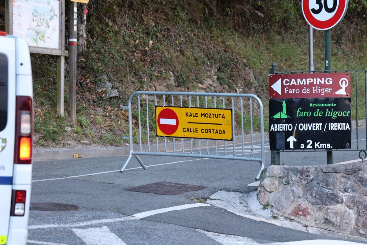 NotGip's tweet image. 🔴 La carretera que sube al faro de Higer en Hondarribia está cortada por un incendio que se ha activado esta mañana en la ladera del monte Jaizkibel y que ha obligado a desalojar varias casas

👉noticiasdegipuzkoa.eus/sucesos/2025/1…