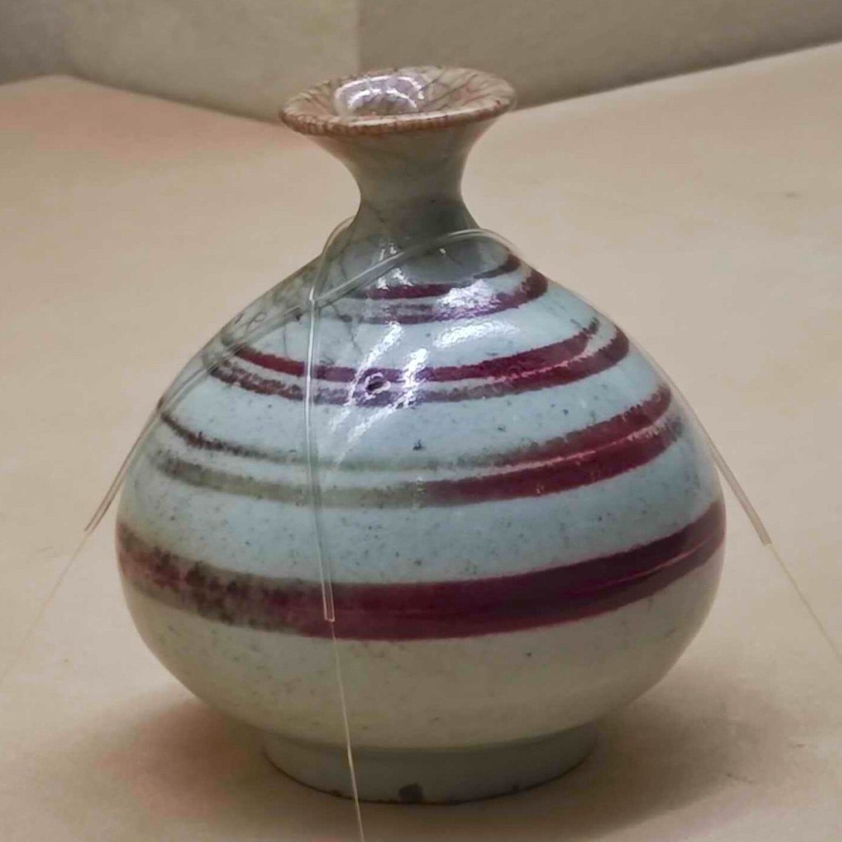 辰砂 圏線文 瓶】絵具「赤」コーナーに展示中の小瓶。赤というより海老