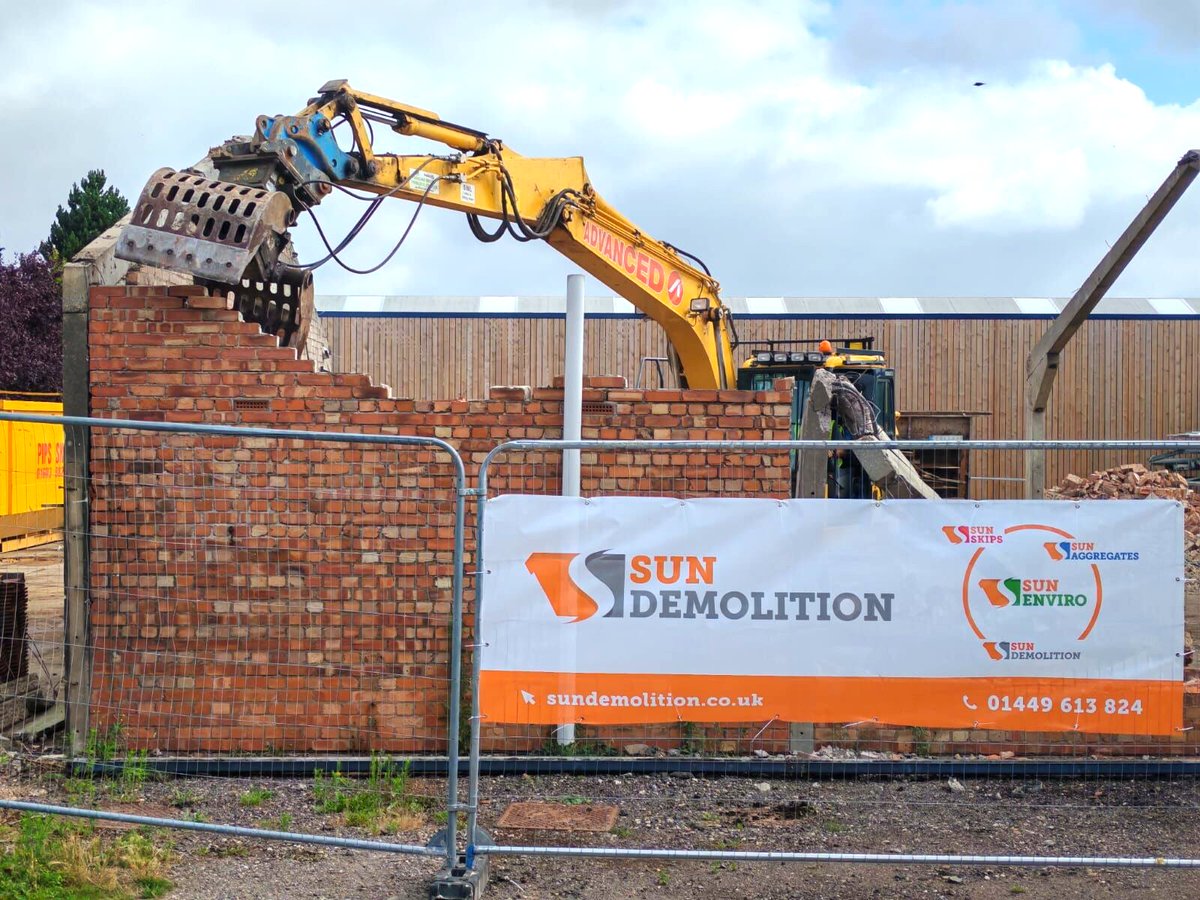 JoshSunEnviro's tweet image. Precision kit, a skilled crew, and a site transforming with every measured move. 💪 #SunDemolition #DemolitionExperts #BuildingTheFuture