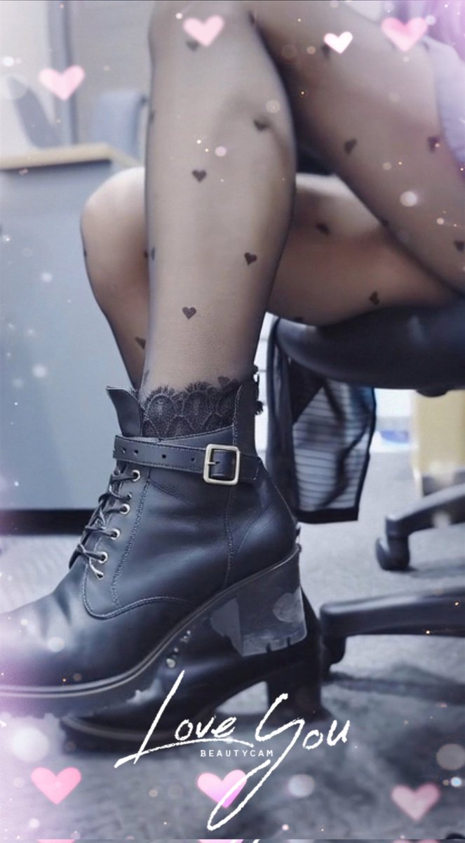 OnlyBatCats's tweet image. 愛心襪襪跟蕾絲短靴超搭😍
幫我把愛心 ❤️ 點起來