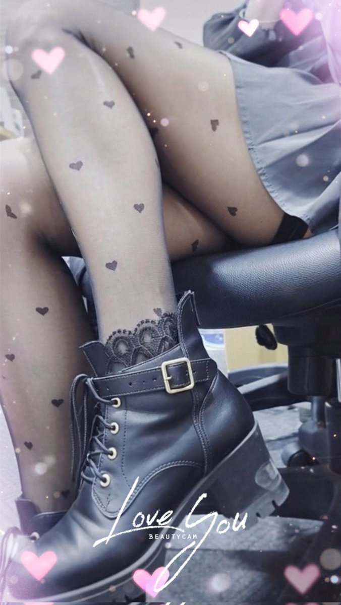 OnlyBatCats's tweet image. 愛心襪襪跟蕾絲短靴超搭😍
幫我把愛心 ❤️ 點起來