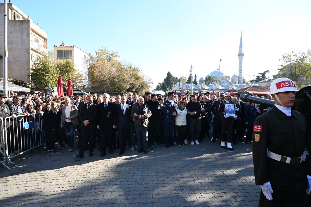 Bakanımız Sayın <a href="/mfatihkacir/">Mehmet Fatih KACIR</a>, askerî kargo uçağının düşmesi sonucu şehit olan askerlerimizden Astsubay Üstçavuş Berkay Karaca’nın Lüleburgaz'daki cenaze törenine katıldı.🇹🇷

Tüm Şehitlerimize Allah'tan rahmet, kederli ailelerine sabır diliyoruz.

📍 Kırklareli