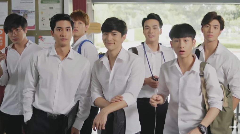 ผมเติบโตมากับPOP CULTURE รู้สึกดีใจทุกครั้งที่ได้เอาวัฒนธรรมเหล่านั้นมาสอดแทรก (หรือแทบจะเป็นแกนหลัก)ของงานหลายๆชิ้น เริ่มจาก
#SecretSevenSeries กับชมรมนิยมเพลง 90‘s ผมขนเพลงป๊อปในยุคนั้นกว่า100เพลง จะไม่ให้เสียชื่ออดีตผู้เข้าแข่งขันแฟนพันธุ์แท้ตอนบอยแบนด์เกิร์ลกรุ๊ปเป็นอันขาด