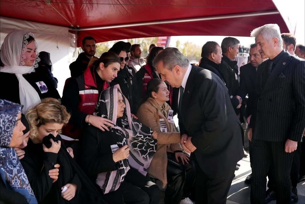 Genel Başkanımız Sayın Mustafa Destici, 11 Kasım’da Azerbaycan’dan ülkemize dönmek üzere havalanan ve Gürcistan’da düşen askeri kargo uçağımızda şehit olan kahramanlarımız; Hv. Plt. Ütğm. Cüneyt Kandemir, Hv. Uçk. Bkm. Asb. Kd. Bçvş. Ümit İnce ve Hv. Ulş. Uzm. Çvş. Cem Dolapci