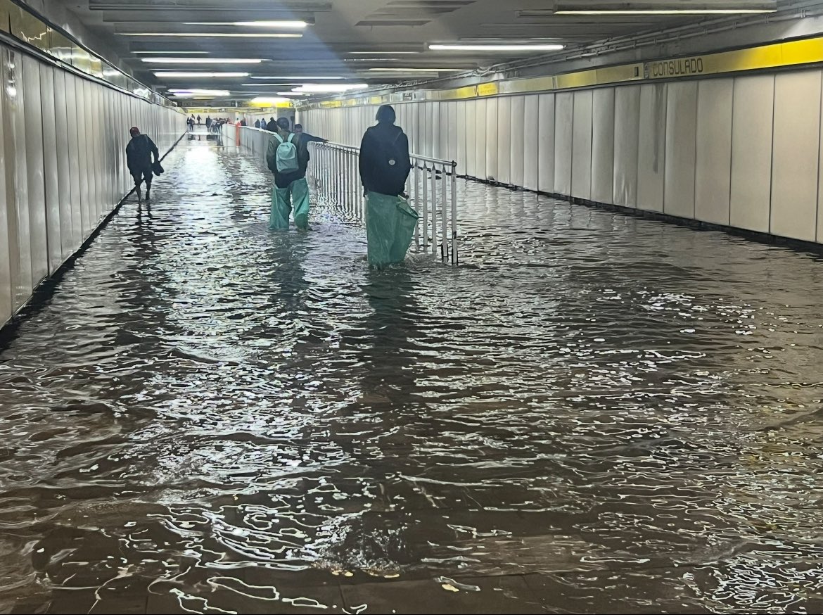 CronistasCDMX's tweet photo. Muchas gracias a quienes participaron en nuestro V Concurso de Crónica «El agua en la Ciudad de México». Esta es la imagen con la que Mario Ortiz Murillo obtuvo una mención honorífica en la categoría de foto: «Inundado río Consulado». ¡Felicidades! https://t.co/9Qbc5WlATA