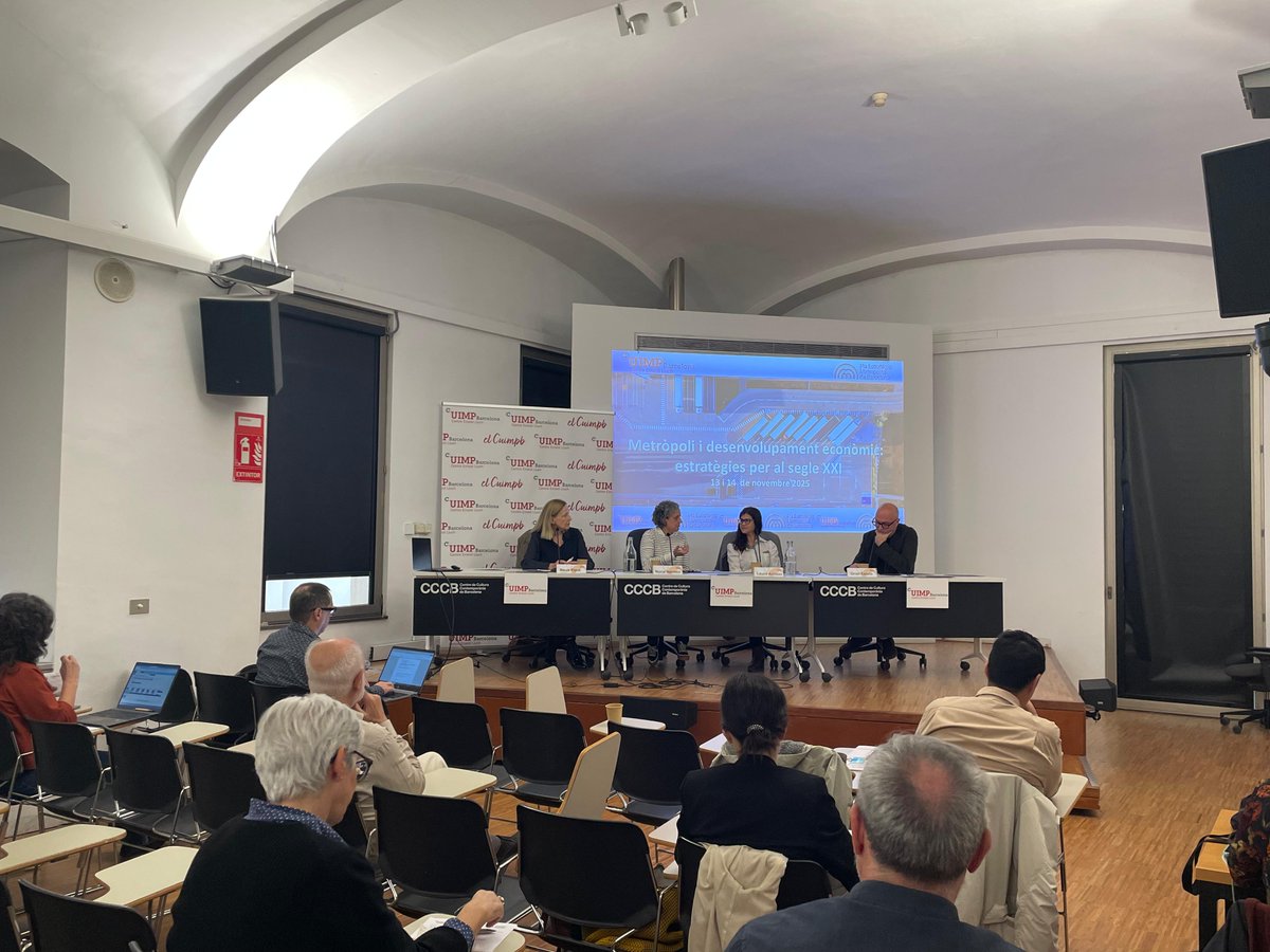 <a href="/RamonGrasAloma/">Ramon Gras Alomà</a> <a href="/MRAsamenwerking/">Metropoolregio Amsterdam</a> <a href="/annetteflorence/">Annette Keates</a> <a href="/Stockholmsstad/">Stockholms stad</a> <a href="/S_Ingvarsson/">Staffan Ingvarsson</a> <a href="/iCERCA/">Centres CERCA</a> <a href="/neusponspena/">Neus Pons Pena</a> <a href="/fundaciobcnfp/">Fundació BCN FP</a> <a href="/Eurecat_news/">Eurecat</a> <a href="/cuimpb1/">cuimpb</a> <a href="/estelabo/">Oriol Estela Barnet</a> <a href="/davidpemb/">David Rodríguez</a> Afegeixen:

🔧 Falta connexió real entre recerca, empresa i formació

🏭 Reptes: desigualtats territorials, manca de vocacions STEM/industrials, poca R+D empresarial i pocs espais d’assaig

💡 “La transferència encara no flueix: el futur passa per cooperar més i millor"