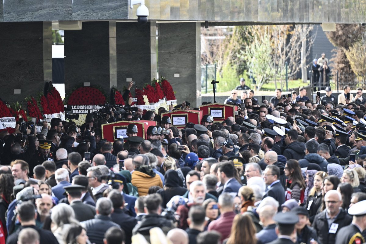 Gürcistan’da askerî kargo uçağımızın düşmesi sonucu şehadete yürüyen Hava Pilot Üsteğmen Cüneyt Kandemir, Hava Uçak Bakım Astsubay Kıdemli Başçavuş Ümit İnce ve Hava Ulaştırma Uzman Çavuş Cem Dolapci’yi ebediyete uğurladık. 

Kahraman şehitlerimize Allah’tan rahmet, kederli