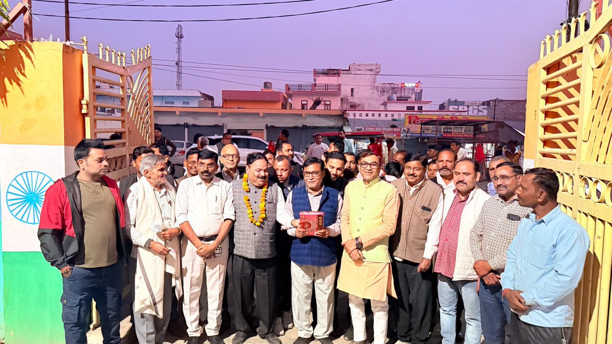 manishrawatmla's tweet image. धन्यवाद बिहार,,
आज अपनी विधानसभा क्षेत्र सिधौली के अंतर्गत सिधौली आदर्श नगर पंचायत में पार्टी पदाधिकारी व कार्यकर्ताओं वरिष्ठ जनों के साथ मिलकर बिहार में NDA की ऐतिहासिक एवं प्रचंड जीत का उत्साहपूर्वक जश्न मनाया तथा सभी को मिठाई खिलाकर बधाई दी।

यह विजय माननीय प्रधानमंत्री श्री…