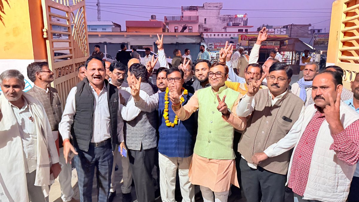 manishrawatmla's tweet image. धन्यवाद बिहार,,
आज अपनी विधानसभा क्षेत्र सिधौली के अंतर्गत सिधौली आदर्श नगर पंचायत में पार्टी पदाधिकारी व कार्यकर्ताओं वरिष्ठ जनों के साथ मिलकर बिहार में NDA की ऐतिहासिक एवं प्रचंड जीत का उत्साहपूर्वक जश्न मनाया तथा सभी को मिठाई खिलाकर बधाई दी।

यह विजय माननीय प्रधानमंत्री श्री…