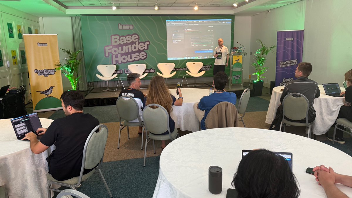 BaseBrasil_'s tweet image. GM 

Depois do café, a galera já começou a demonstração dos Pitches para receberem Feedbacks, pois à tarde será o GRANDE MOMENTO de serem apresentados