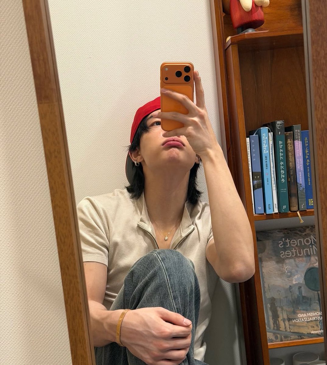 jiniarrt's tweet image. ele é o meu tipo ideal e eu nao posso fazer nada a respeito